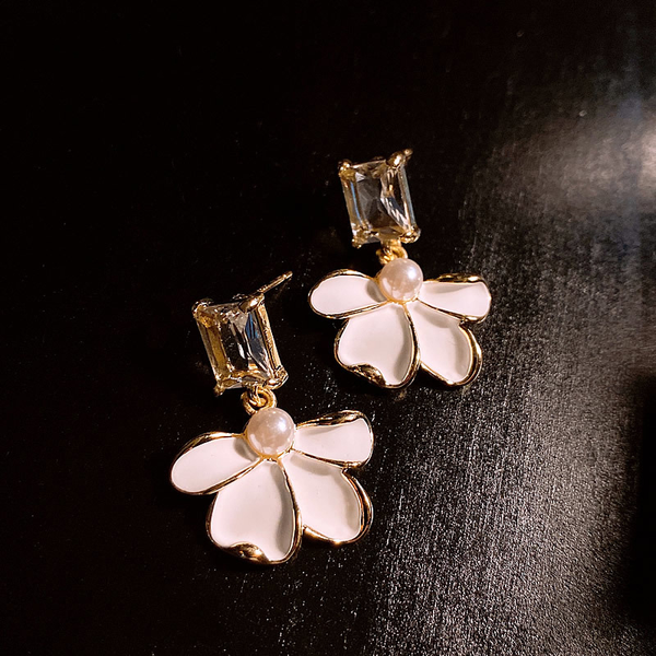 Pearl Earrings with White Gold Petals